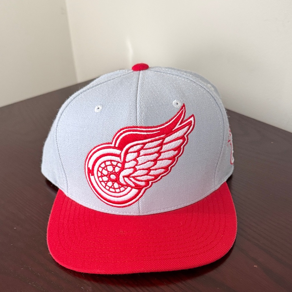 Mitchell & Ness Gray and Red Detroit Red Wings Snapback Hat